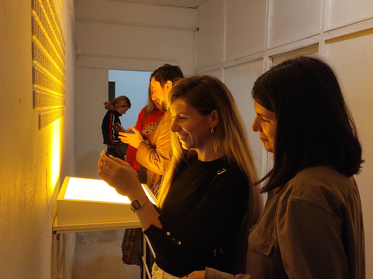 06 Visitors scanning the contributors wall at the opening @VAGon – photo Sabina Suru